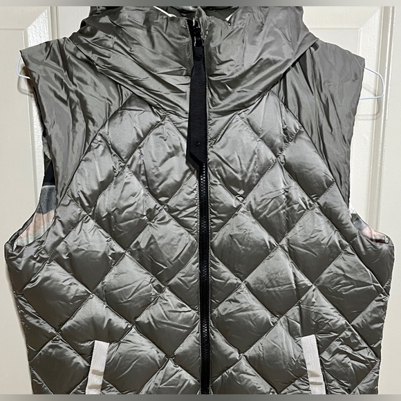 🍒LULULEMON CAMO FLUFFIEST VEST sz 10 Awesome Jacket OLIVE GREEN/TAN~ REVERSES!! - Picture 3 of 8